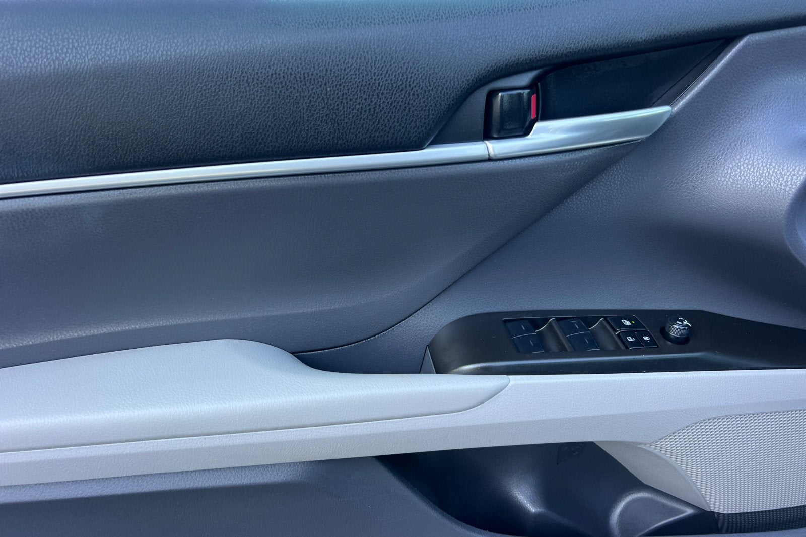 2023 Toyota Camry Hybrid LE
