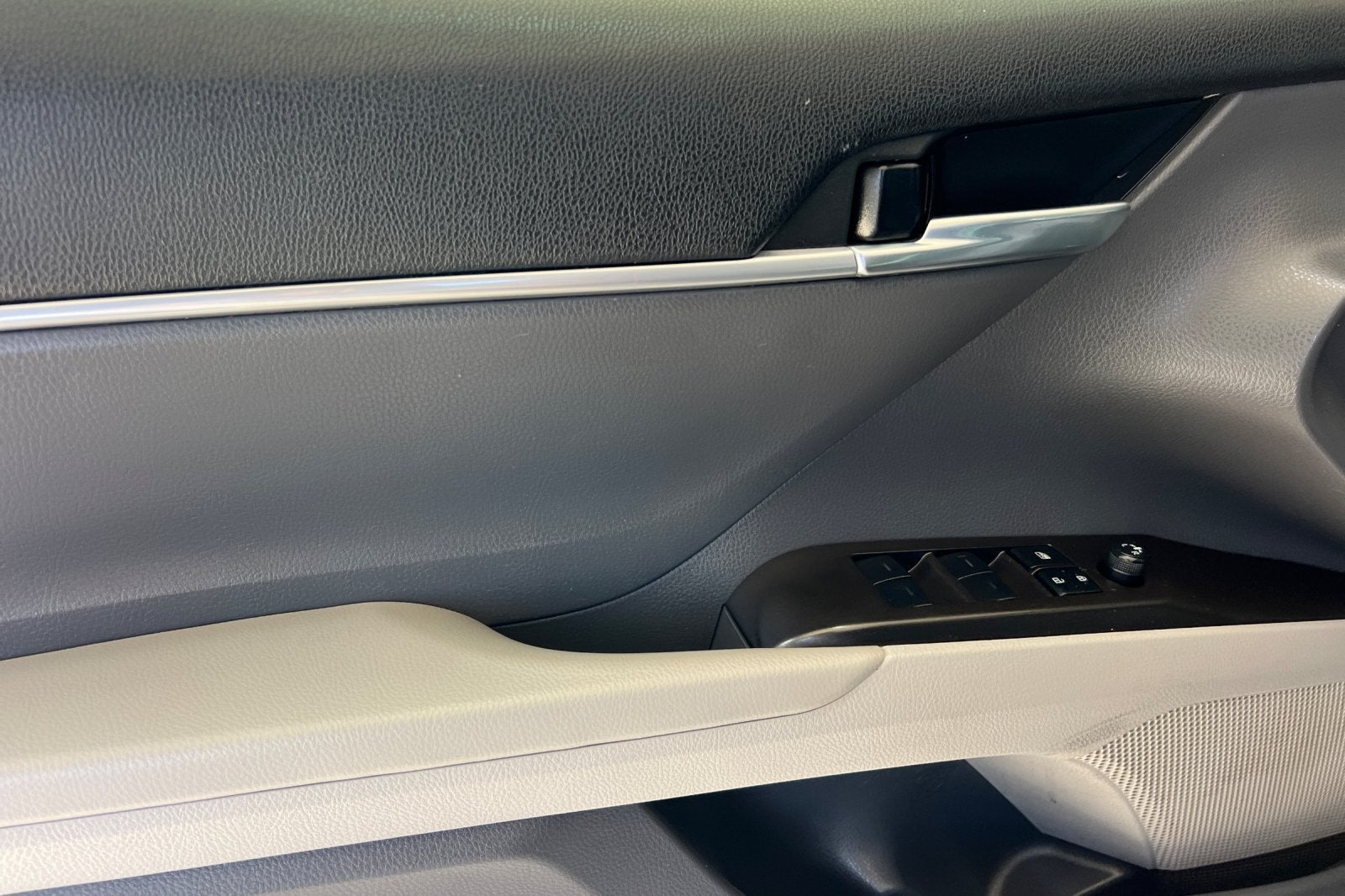 2022 Toyota Camry Hybrid LE