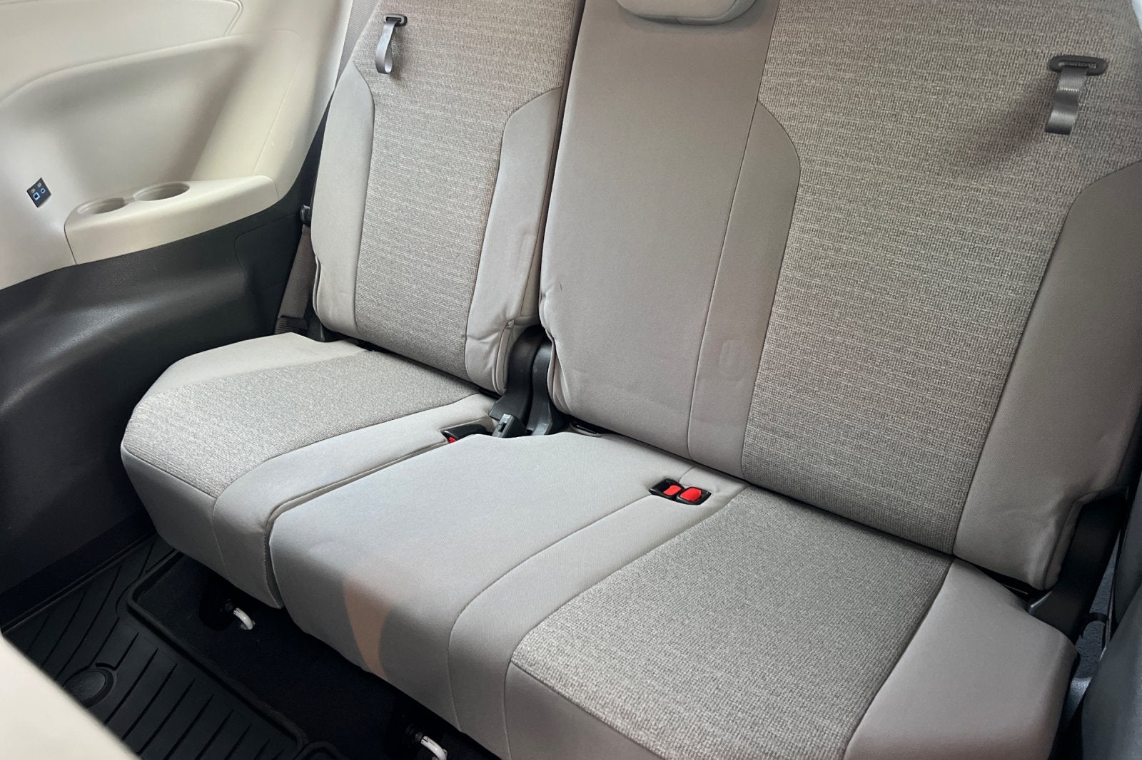 2022 Toyota Sienna LE