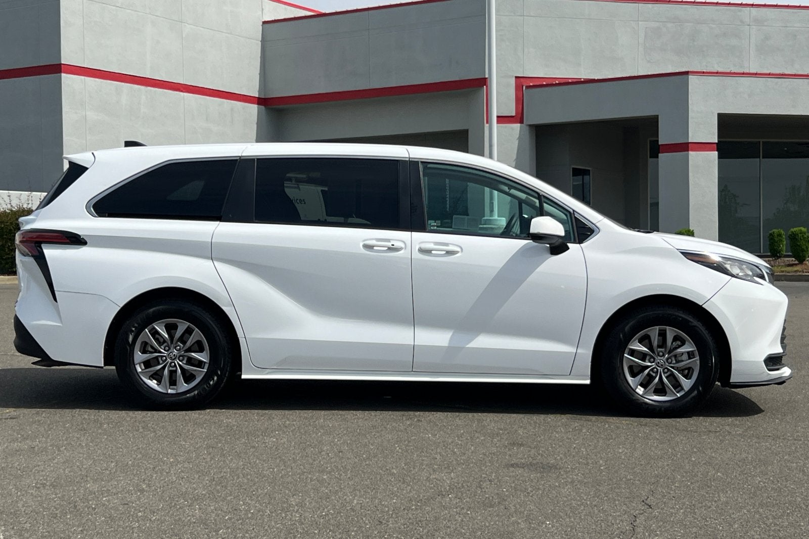 2022 Toyota Sienna LE