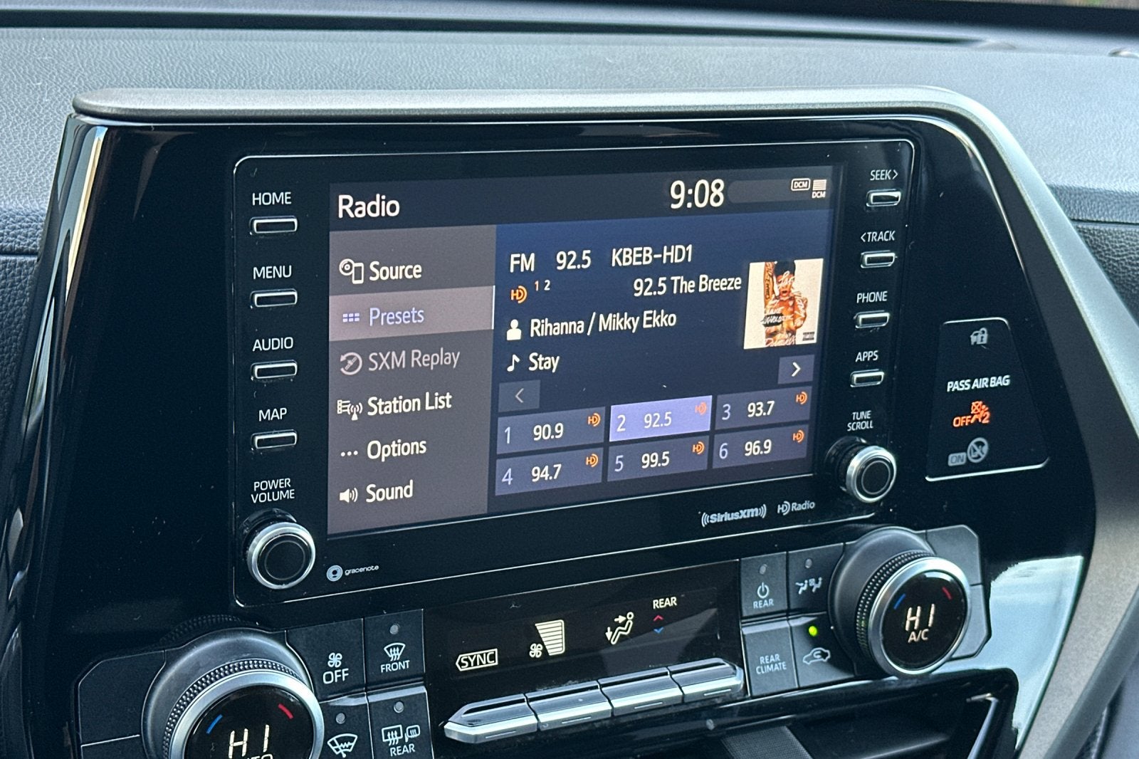 2020 Toyota Highlander LE